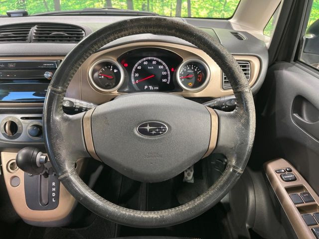 �C���e���A�ɍ��킹���f�U�C���̃X�e�A�����O�́A�^�]�������̂��Ƃ��l���A�^�]���₷���`��A�傫���ł��B�����x�A���ۂɐG���Ă��m���߂��������B