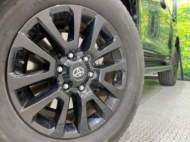 【純正18インチアルミホイール】外観にマッチした純正アルミホイールを装着しております。各種社外アルミホイールや、スタッドレスタイヤも取扱いしております。是非ご相談ください♪