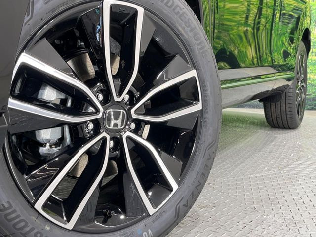 【純正18インチアルミホイール】外観にマッチした純正アルミホイールを装着しております。各種社外アルミホイールや、スタッドレスタイヤも取扱いしております。是非ご相談ください♪