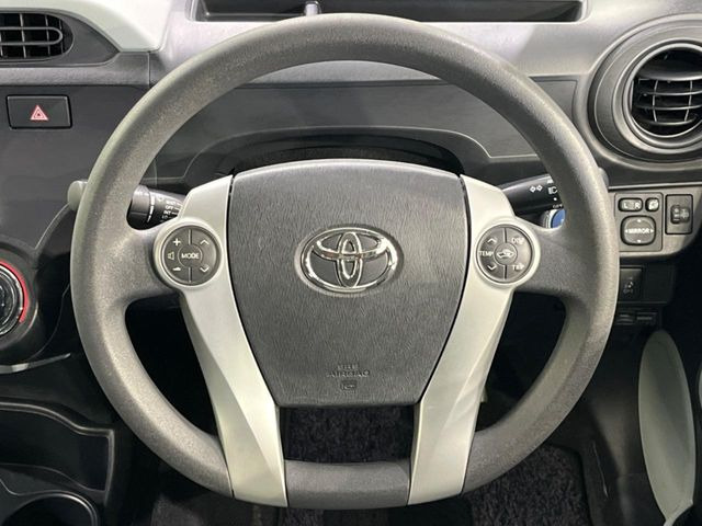 �C���e���A�ɍ��킹���f�U�C���̃X�e�A�����O�́A�^�]�������̂��Ƃ��l���A�^�]���₷���`��A�傫���ł��B�����x�A���ۂɐG���Ă��m���߂��������B