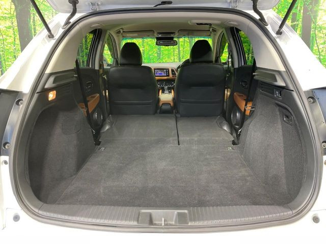 積み下ろしのしやすいデッキにはたっぷりと荷物を積み込んでいただけます。遊びから仕事まで、様々なシーンで頼れます♪