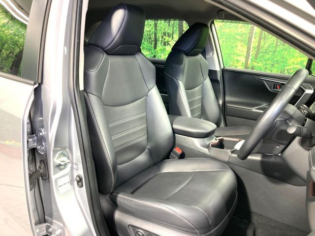 【合皮レザーシート】汚れのふき取りが容易でメンテナンスもが簡単な、機能性に優れる合成皮革を採用した上質なシートです。座り心地もよく、高級感あふれる心地良い車内空間を演出してくれます。