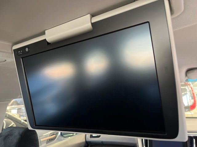 【後席モニター】家族や友人とお出かけする機会が多い方に大人気の後席モニターを装備!見やすい位置に画面がありテレビやDVDの視聴も快適!友達もお子様も、後席にしか乗らなくなるかも??