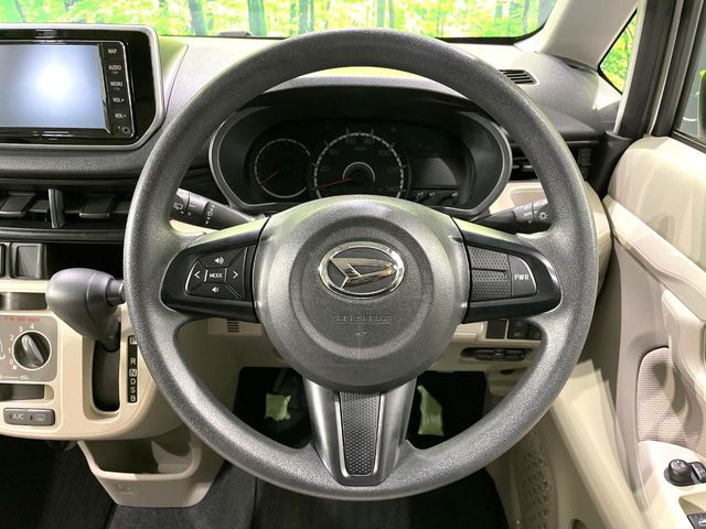 �C���e���A�ɍ��킹���f�U�C���̃X�e�A�����O�́A�^�]�������̂��Ƃ��l���A�^�]���₷���`��A�傫���ł��B�����x�A���ۂɐG���Ă��m���߂��������B