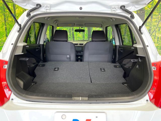 ���i�̂���������ʋ΁A���}���ɏ\���ȉ׎��X�y�[�X���m�ۂ��Ă���܂��B�Z�J���h�V�[�g��|���ƁA�傫�ȉו��̐ύڂ��\�ł���