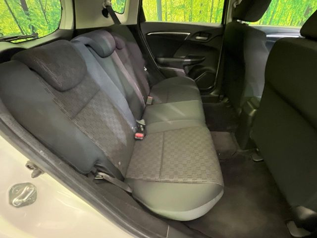 後部座席も気になるようなキズ・汚れやへたり等、大きなダメージはなく、良好な状態です。