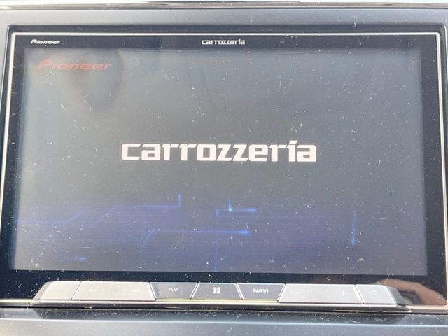 【大画面ナビ】人気の大型8インチナビを装備。存在感のある大画面はインパクト大!ナビ利用時のマップ表示は見やすく、テレビやDVDは臨場感がアップ!いつものドライブがグッと楽しくなります♪