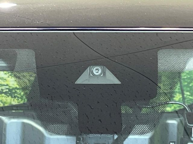 【インテリジェントエマージェンシーブレーキ】フロントカメラで前方の車両や歩行者を検知。衝突しそうな時は衝突被害軽減ブレーキが作動、衝突回避をサポート。より安全にドライブをお楽しみいただけます。