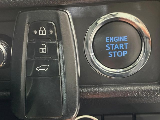 【スマートキー】カバンやポケットに入れたままでもドアの施錠・解錠が可能なスマートキーを装備。エンジンのオン・オフ時もカギを取り出す必要が無いからとっても便利です♪