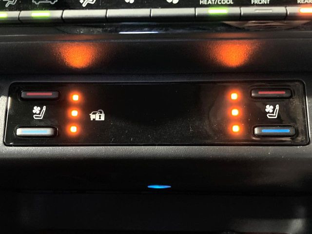 【シートベンチレーション】夏場は涼しい風でお尻や背中の熱やムレを防ぎ、冬はエアコンよりも早く温まってポカポカに!レザーシートにうれしい装備で、季節を問わず快適に過ごせます。