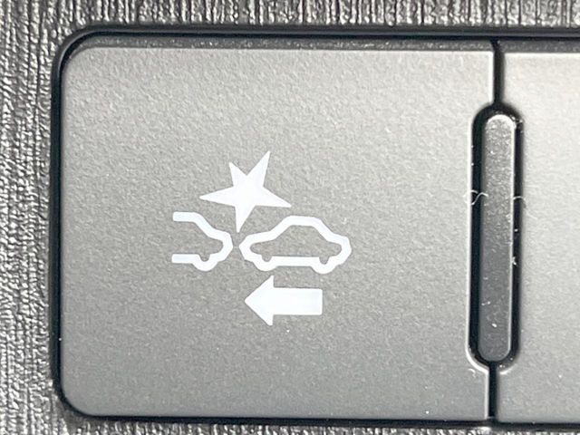 【トヨタセーフティセンス】走行中に前方の車両等を認識し、衝突しそうな時は警報とブレーキで衝突回避と被害軽減をアシスト。より安全にドライブをお楽しみいただけます。