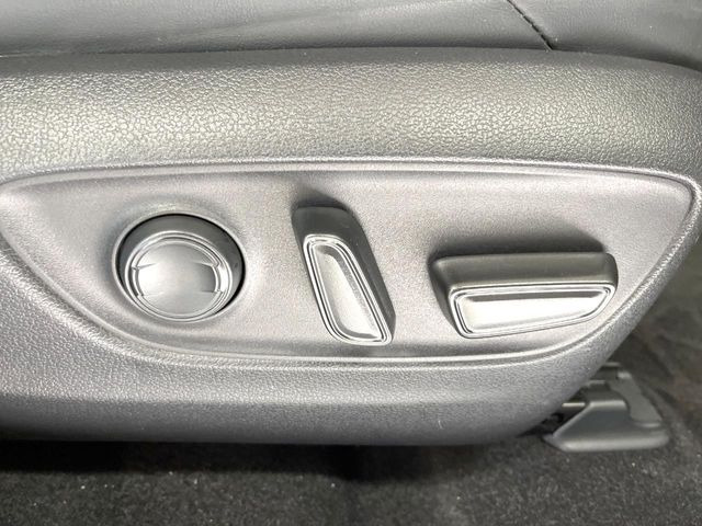 【パワーシート】スイッチ一つで簡単にシートの微調整が可能!電動だから力もいりません!自分に最適なシートポジションにセットして、快適なドライブをお楽しみください。