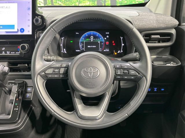 インテリアに合わせたデザインのステアリングは、運転される方のことも考え、運転しやすい形状、大きさです。是非一度、実際に触ってお確かめください。