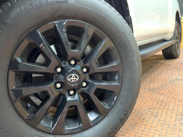 【純正アルミホイール】外観にマッチした純正アルミホイールを装着しております。各種社外アルミホイールや、スタッドレスタイヤも取扱いしております。是非ご相談ください♪