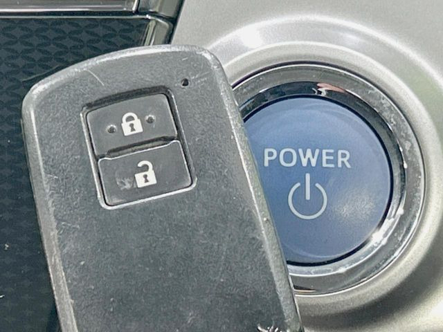 【スマートキー】カバンやポケットに入れたままでもドアの施錠・解錠が可能なスマートキーを装備。エンジンのオン・オフ時もカギを取り出す必要が無いからとっても便利です♪