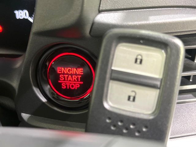 �yHonda�X�}�[�g�L�[�z�J�o����|�P�b�g�ɓ��ꂽ�܂܂ł��h�A�̎{���E�������\�ȃX�}�[�g�L�[�𑕔��B�G���W���̃I���E�I�t�����J�M�����o���K�v����������Ƃ��Ă��֗��ł���