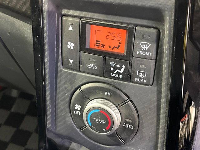 【オートエアコン】一度お好みの温度に設定すれば、車内の温度を検知し風量や温度を自動で調整。暑い&hellip;寒い&hellip;と何度もスイッチ操作をする必要はありません。快適な車内空間には必須の機能ですね♪