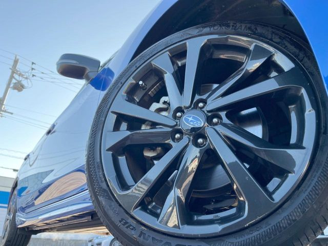 �y����18�C���`�A���~�z�C�[���z�O�ςɃ}�b�`���������A���~�z�C�[���𑕒����Ă���܂��B�e��ЊO�A���~�z�C�[����A�X�^�b�h���X�^�C�����戵�����Ă���܂��B���񂲑��k����������