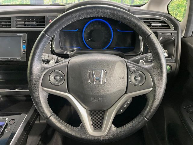 �y�����v�����X�e�A�����O�z�㎿�Ȋv���g�p���邱�ƂŁA��ɂ����������݂ƂĂ��^�]���₷���n���h���ł���