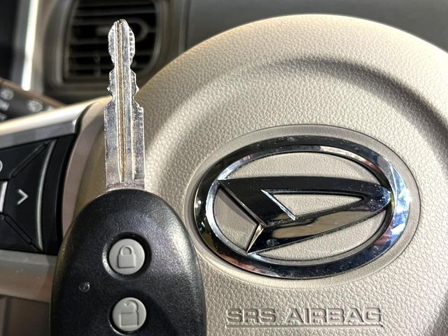 【キーレス】少し離れた場所からでもボタン一つでドアの開錠・施錠ができるのでとっても便利!ドアの鍵穴周りに傷をつけることもありません♪