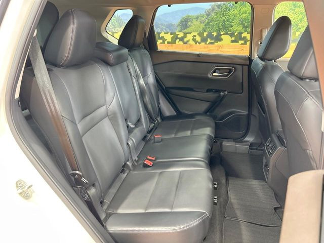 後部座席も気になるようなキズ・汚れやへたり等、大きなダメージはなく、良好な状態です。