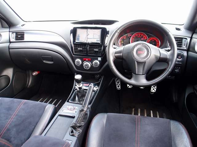 室内は綺麗にルームクリーニング済みとなります。たばこの嫌な臭いや芳香剤の臭いも御座いません。ご希望に応じてRECARO製などのスポーツシートに変更も可能です。お気軽にご相談下さいませ