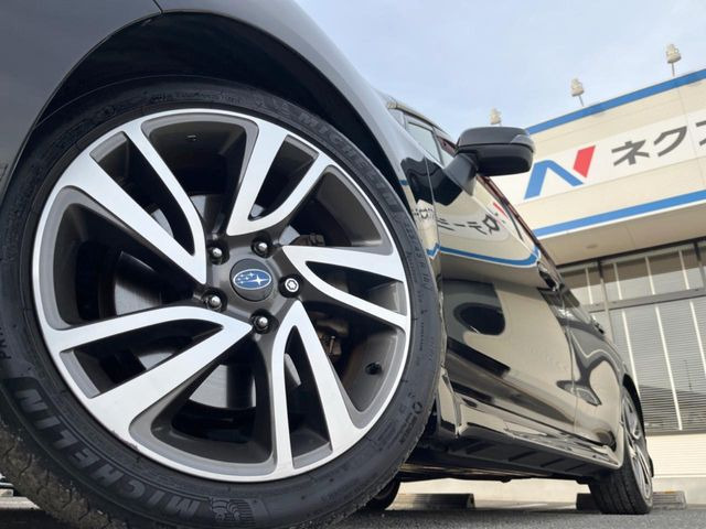 �y����18�C���`�A���~�z�C�[���z�O�ςɃ}�b�`���������A���~�z�C�[���𑕒����Ă���܂��B�e��ЊO�A���~�z�C�[����A�X�^�b�h���X�^�C�����戵�����Ă���܂��B���񂲑��k����������