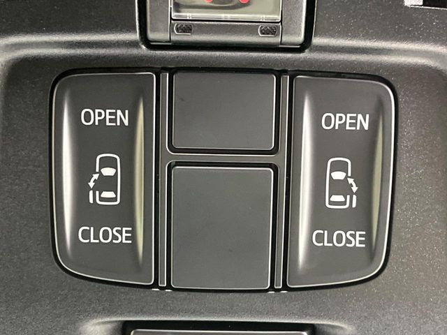 【両側パワースライドドア】スマートキーや運転席のスイッチで後席両側スライドドアの開閉が可能♪電動だから力を入れてドアを開ける必要が無く、小さなお子様でも簡単に開け閉めでき快適です♪