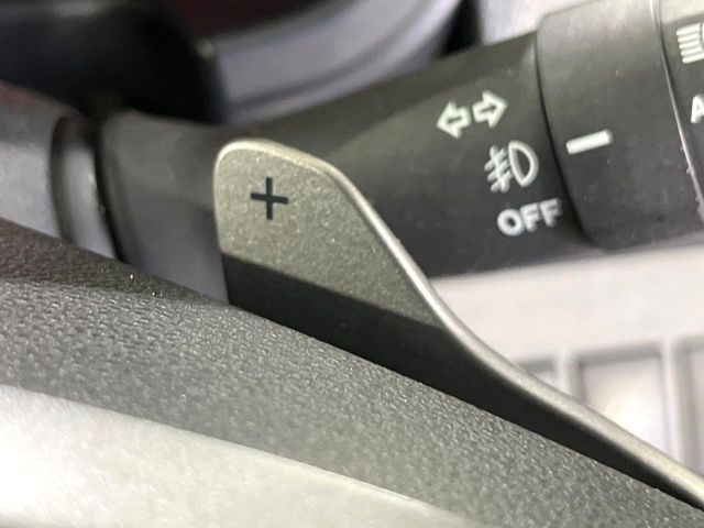 【パドルシフト】ハンドルから手を離さずに素早くシフトアップ&ダウンができるので、エンジンブレーキを使う下り坂や高速道路の合流で加速したい場面で役立ちます。