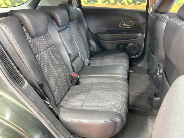 後部座席も気になるようなキズ・汚れやへたり等、大きなダメージはなく、良好な状態です。