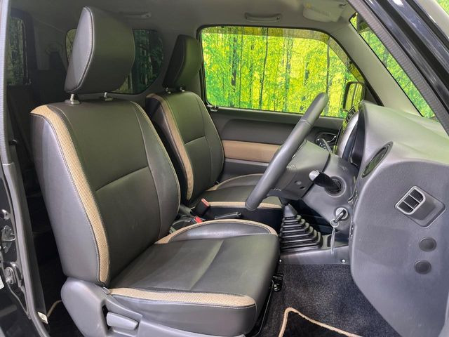 運転席シート廻りは使用感も少なく、良好な状態となっています。丁寧に使われていたことがよくわかりますね。