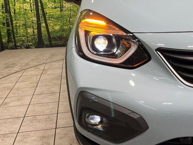 【LEDヘッドライト】悪天候や夜間走行時も良好な視界を確保し安心して運転できる高輝度LEDヘッドライトを装備!点灯速度が早く、消費電力も抑えられています。