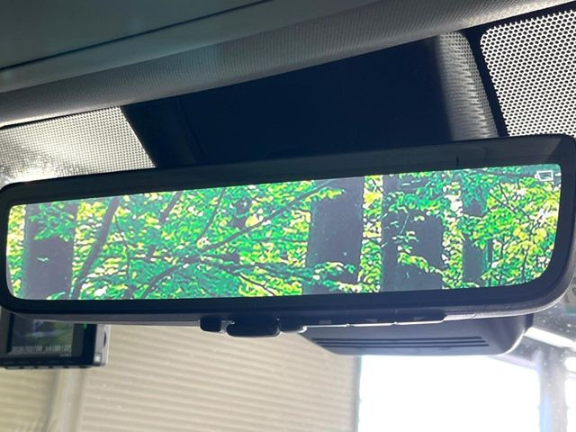 【デジタルインナーミラー】後席の大きな荷物や同乗者で後方が確認しづらい時でも安心!カメラが撮影した車両後方の映像をルームミラー内に表示。クリアな視界で状況の確認が可能です!