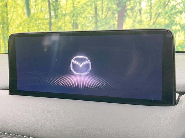 【10.25インチマツダコネクト】車内の雰囲気にマッチした大型ディスプレイ。スマホ接続でのナビ使用やBluetooth再生等、様々な機能が楽しめます。直感的なダイヤル操作が可能で、使い勝手も良好です。