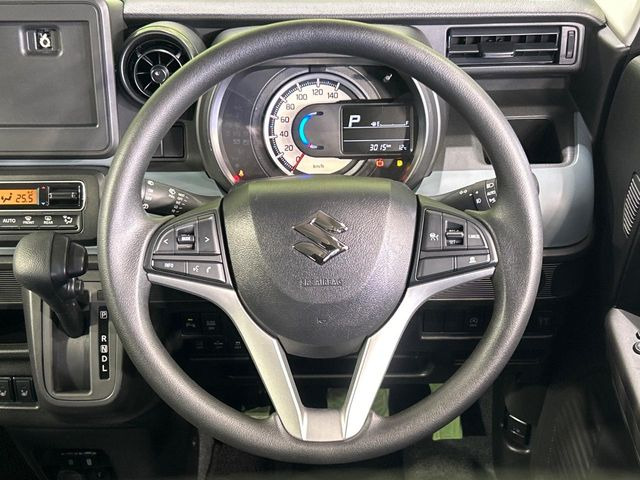 �C���e���A�ɍ��킹���f�U�C���̃X�e�A�����O�́A�^�]�������̂��Ƃ��l���A�^�]���₷���`��A�傫���ł��B�����x�A���ۂɐG���Ă��m���߂��������B