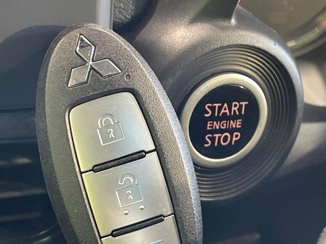 【オペレーションキー】カバンやポケットに入れたままでもドアの施錠・解錠が可能なスマートキーを装備。エンジンのオン・オフ時もカギを取り出す必要が無いからとっても便利です♪