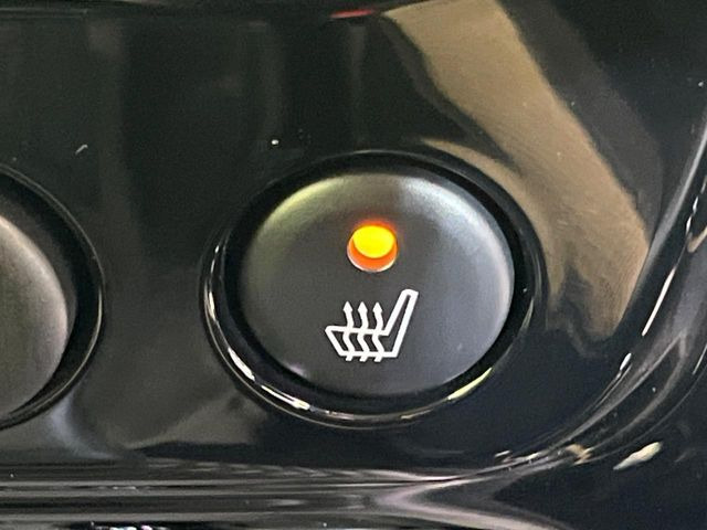 【シートヒーター】寒い日に重宝するシートヒーター!エアコンより早く温まってくれるので寒がりの人も安心ですね♪エアコンの温風は乾燥するから苦手、という方にもをおすすめです。