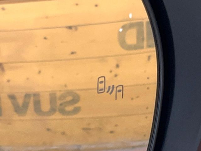 【ブラインドスポットモニター】走行中、ドアミラーの死角になりやすい箇所に後続車が接近するとサイドミラーのレンズに警告を表示!ドライバーに注意喚起をしてくれます。