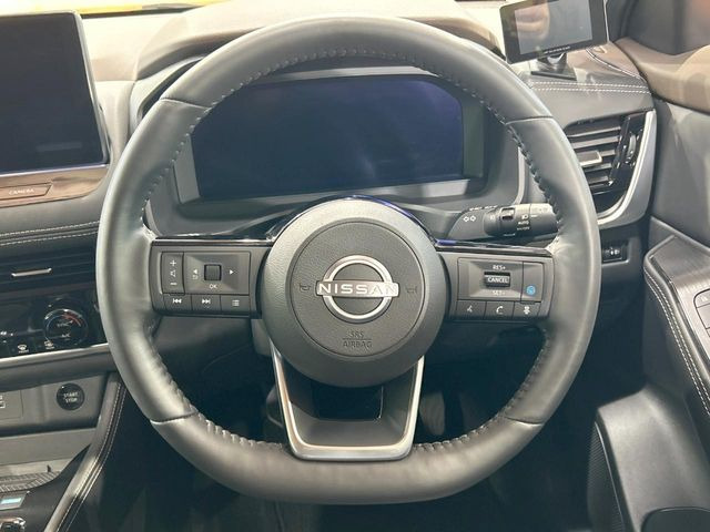 インテリアに合わせたデザインのステアリングは、運転される方のことも考え、運転しやすい形状、大きさです。是非一度、実際に触ってお確かめください。