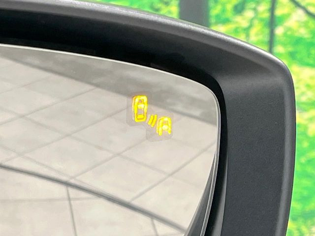 【ブラインドスポットモニタリング】走行中、ドアミラーの死角になりやすい箇所に後続車が接近するとサイドミラー付近に警告を表示、ドライバーに注意喚起をしてくれます。