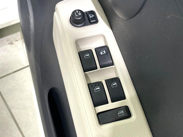 �y�d���i�[�~���[�z�T�C�h�~���[�͓d���i�[���ƂȂ��Ă���A�������ԏ�ł��L�Y�������X�N��}�����܂��B