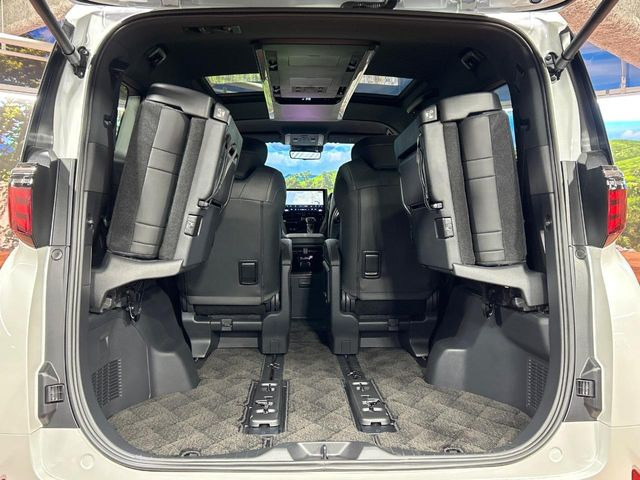 普段のお買い物や通勤、送迎等に十分な荷室スペースを確保しております。セカンドシートを倒すと、大きな荷物の積載も可能です♪