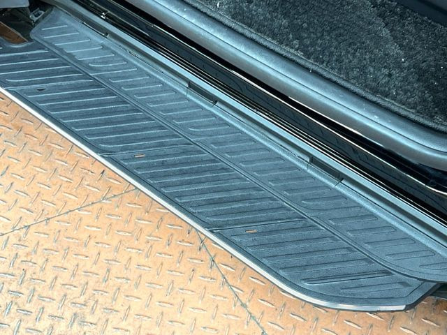 メーカーオプションの【ユニバーサルステップ】を装備。スライドドアと連動したステップにより、小さなお子様の乗り降りがし易くなります♪