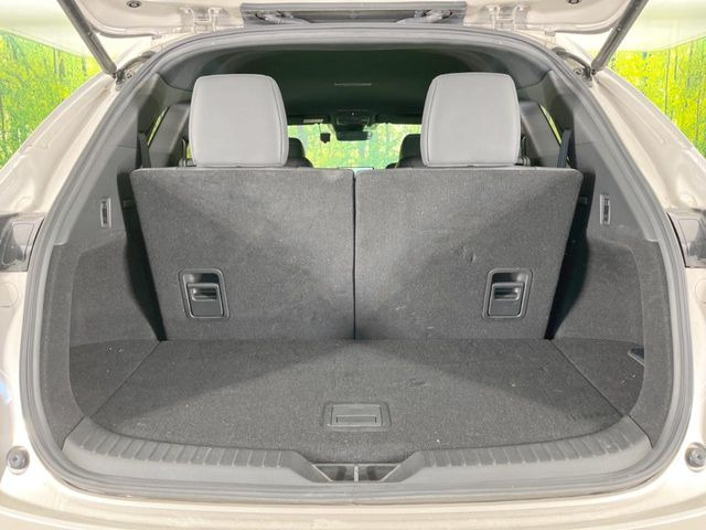 ラゲッジルームは、大容量のスペースを確保。普段のお買い物からレジャーまで、幅広く活躍してくれます!また、リアシートを倒すことでバリエーション豊かにお使いいただけます。