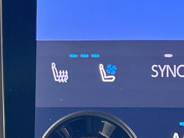 【シートベンチレーション】夏場は涼しい風でお尻や背中の熱やムレを防ぎ、冬はエアコンよりも早く温まってポカポカに!季節を問わず快適に過ごせます。