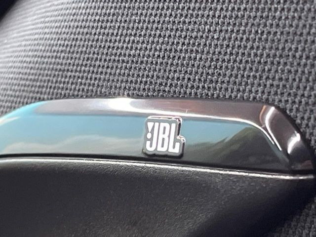 �yJBL�T�E���h�V�X�e���z���i�ʃT�E���h�V�X�e���𓋍ځB��p�̃`���[�j���O���{���ꂽ�召�l�X�ȃX�s�[�J�[����ǎ��ȃT�E���h���t�ł��A�Տꊴ���ӂ�鉹����Ԃ����o���܂��B