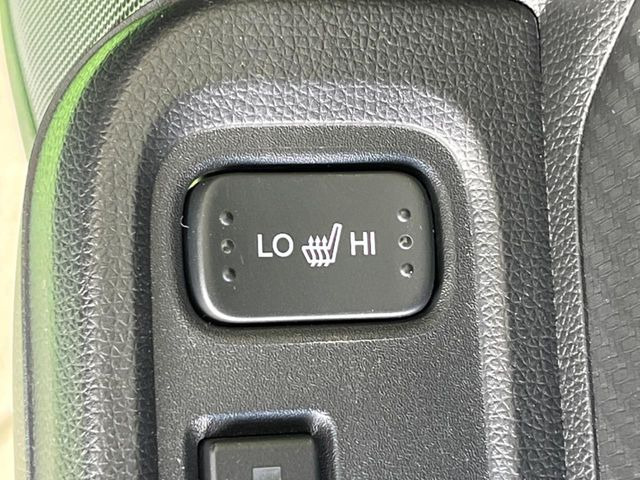 【シートヒーター】寒い日に重宝するシートヒーター!エアコンより早く温まってくれるので寒がりの人も安心ですね♪エアコンの温風は乾燥するから苦手、という方にもをおすすめです。