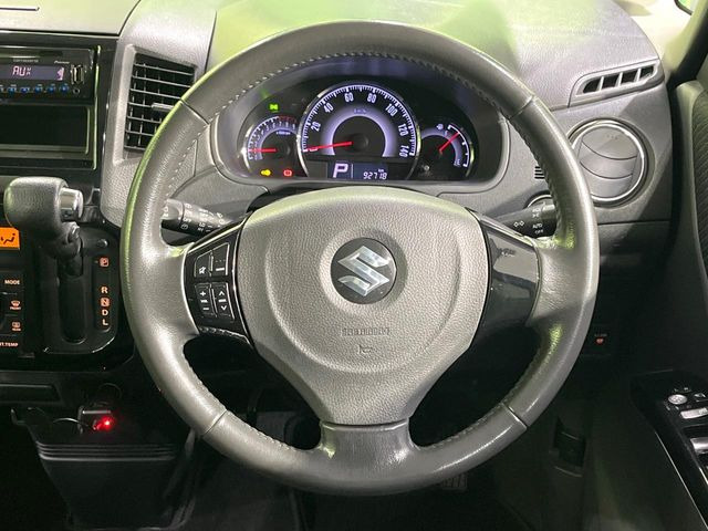 �C���e���A�ɍ��킹���f�U�C���̃X�e�A�����O�́A�^�]�������̂��Ƃ��l���A�^�]���₷���`��A�傫���ł��B�����x�A���ۂɐG���Ă��m���߂��������B