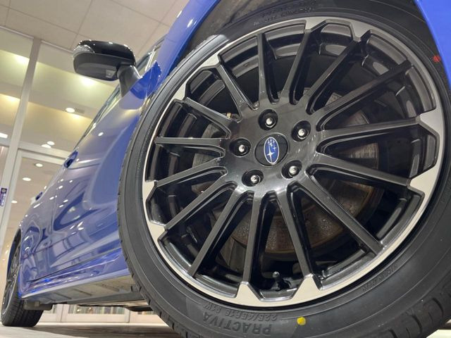 �y����18�C���`�A���~�z�C�[���z�O�ςɃ}�b�`���������A���~�z�C�[���𑕒����Ă���܂��B�e��ЊO�A���~�z�C�[����A�X�^�b�h���X�^�C�����戵�����Ă���܂��B���񂲑��k����������