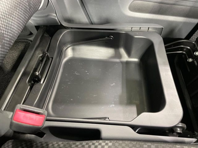 �y�V�[�g�A���_�[�{�b�N�X�z�V�[�g�̉��ɑ�e�ʂ̎��[�X�y�[�X��������Ă���A�C���ԃO�b�Y�ȂǁA�O���猩��ꂽ���Ȃ����̂�����������[�ł��ĕ֗�!